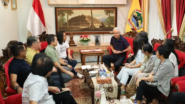 Bakal calon presiden (bacapres) 2024 PDI Perjuangan Ganjar Pranowo bertemu dengan relawan ExtravaGanjar yang terdiri dari aktor. , musisi, pegiat film, hingga konten kreator tersohor Tanah Air.