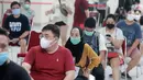 Warga antre untuk mengikuti vaksinasi Covid-19 di Balai Warga  Apartemen Gading Mediterania Residence (MGR) Kelapa Gading, Jakarta, Kamis (17/6/2021). Kegiatan ini merupakan kolaborasi antara Kecamatan Kelapa Gading, Kelurahan Kelapa Gading Barat dan Babinsa. (Liputan6.com/Fery Pradolo)