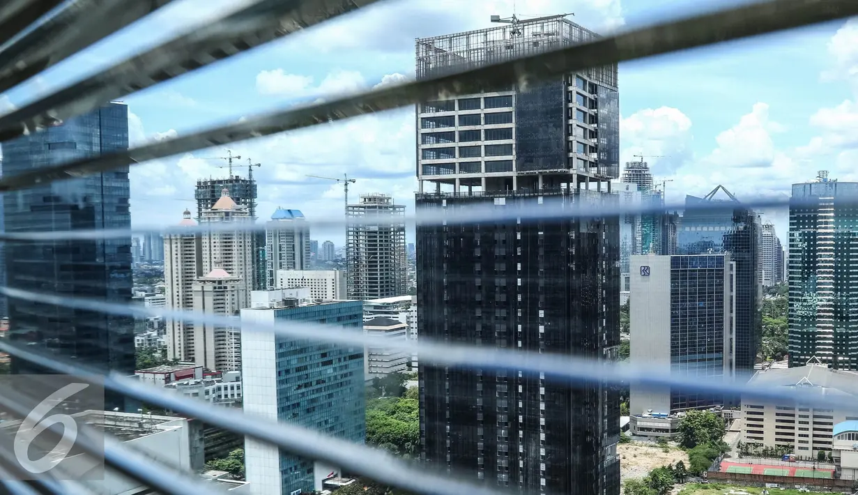 Deretan gedung bertingkat terlihat mulai memadati ibukota Jakarta, Sabtu, (1/10). Jakarta menjadi kota yang paling banyak memiliki gedung setinggi 200 meter atau lebih. (Liputan6.com/Fery Pradolo)