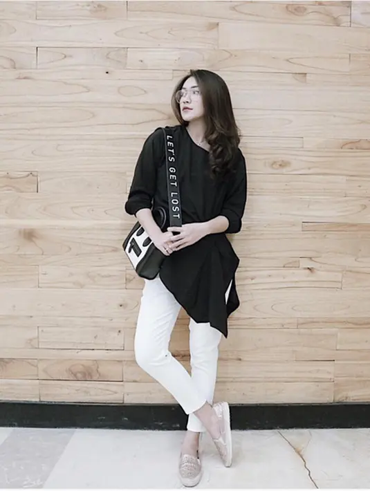 Dalam foto lain, pemeran sinetron Samson dan Dahlia itu juga mengaku masih menyempatkan jalan-jalan di sebuah mall. Ia mulai mengetahui setelah pegel jalan dan ada yang tidak seperti biasanya.  (Instagram/@melodyprima)