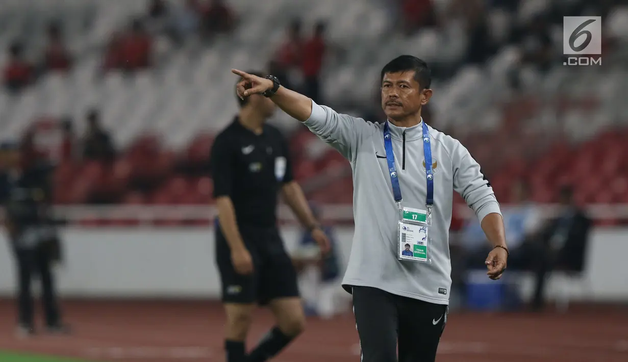 Pelatih Timnas Indonesia, Indra Sjafri memberi arahan pada pemainnya saat melawan UEA U-19 pada penyisihan Grup A Piala AFC U-19 2018 di Stadion GBK, Jakarta, Rabu (24/10). Babak pertama, Indonesia unggul 1-0. (Liputan6.com/Helmi Fithriansyah)