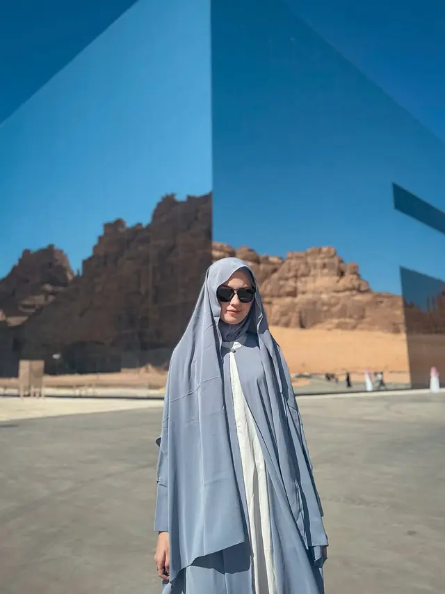 6 Pesona Kimberly Ryder Kunjungi Al Ula dengan Hijab dan Gamis Elegan, Makin Memesona di Era Single