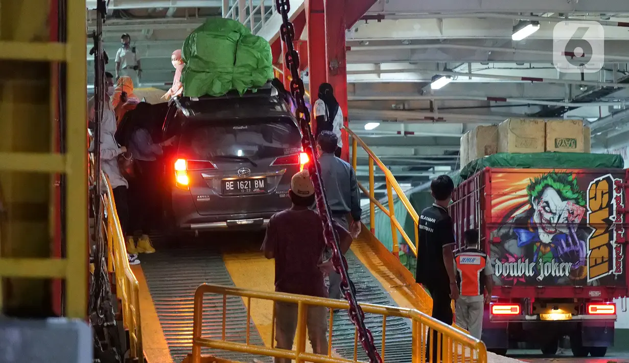 Sejumlah kendaraan pemudik yang akan menyeberang ke Sumatera antre masuk ke kapal ferry di Pelabuhan Merak Banten, Rabu (5/5/2021) dinihari.  Pemerintah melarang mudik Lebaran selama 12 hari, mulai tanggal 6 hingga 17 Mei 2021 guna mencegah penularan Covid-19. (Liputan6.com/Herman Zakharia)