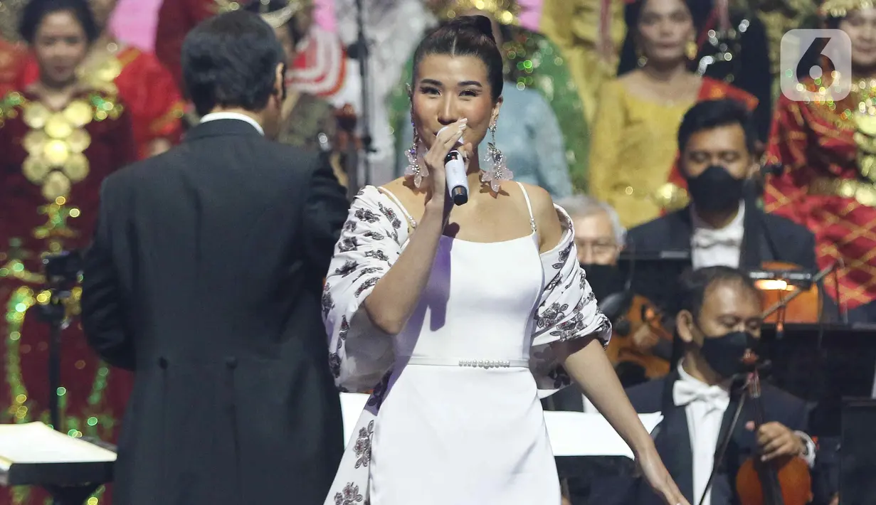 Penampilan penyanyi Christie dalam Konser Kebangsaan, Simfoni Insan Perhubungan, Bangkit Maju Bersama di Jakarta, Sabtu (6/8/2022). Christie membawakan lagu tentang transportasi seperti Bus, Naik Kereta Api dan Pesawatku. (Liputan6.com/Herman Zakharia)