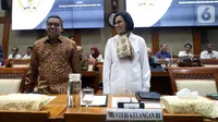 Menteri Keuangan Sri Mulyani (kanan) menyapa peserta saat mengikuti rapat kerja dengan Komisi XI DPR RI di Gedung Nusantara I, Jakarta, Senin (4/11/2019). Ini merupakan rapat perdana Menkeu dengan Komisi XI DPR RI. (Liputan6.com/JohanTallo)