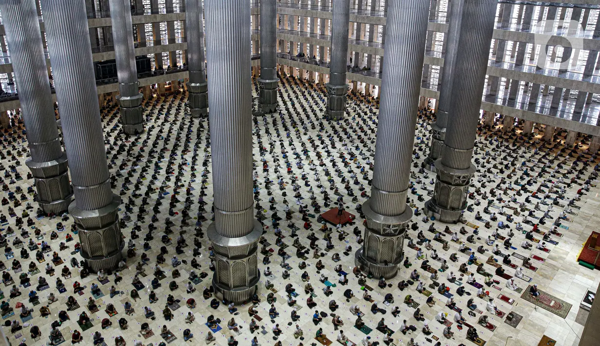 Umat muslim melaksanakan sholat Jumat terakhir pada Ramadhan 1442 H di Masjid Istiqlal, Jakarta, Jumat (7/5/2021). Berdasarkan hisab, lebaran Idul Fitri jatuh pada 13 Mei 2021 sementara pelaksanaan rukyatul hilal (melihat posisi bulan) akan dilakukan sehari sebelumnya. (Liputan6.com/Faizal Fanani)