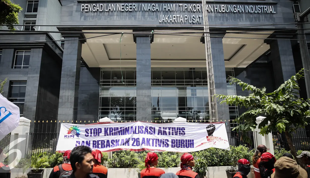 Ratusan aktivis GBI kembali melakukan aksi demonstrasi di PN akarta Pusat, Senin (28/3). Aksi sebagai bentuk solidaritas terhadap 23 aktivis buruh, dua pengacara publik dan satu mahasiswa yang menjalani persidangan perdana. (Liputan6.com/Faizal Fanani)