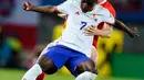 Jual beli serangan kembali terjadi selepas rehat. Namun, Belgia lagi-lagi bermain lebih efektif. Lukebakio mencetak gol keduanya pada menit ke-55, kali ini sedikit terbantu dengan defleksi. (AP Photo/Florian Schroetter)