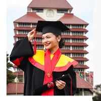 Pemeran Amalia Nuril Aqmarina resmi meraih gelar Sarjana Hukum. Melalui akun instagramnya, pemeran dalam film Suami-Suami Takut Istri the Movie itu membagikan momen saat wisuda. [Instagram/amelcarla]
