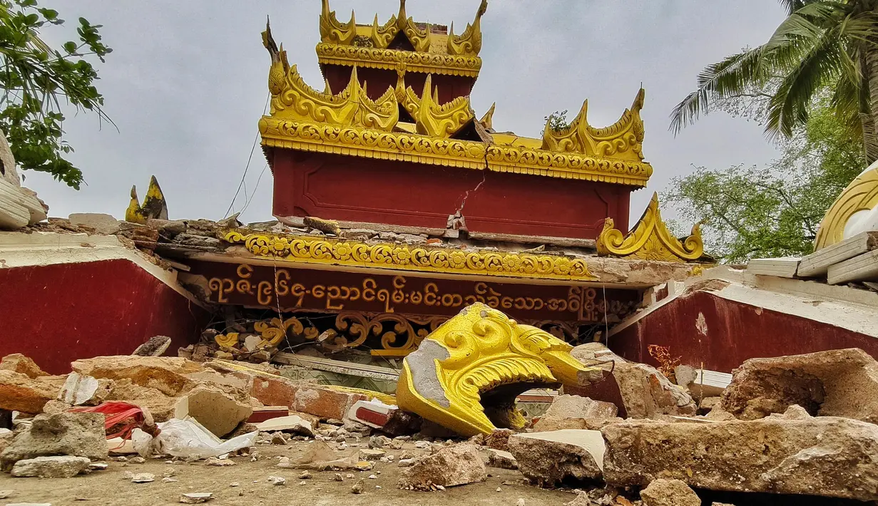 Sejumlah pagoda, biara Buddha, dan monumen-monumen berusia ratusan tahun rusak parah. (Foto oleh AFP)