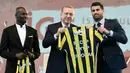Presiden Turki, Recep Tayyip Erdogan (tengah) memegang jersey atas namanya ditemani pesepak bola dari Fenerbahce, Mousa Sow (kiri) dan Volkan Demirel (kanan) saat menghadiri Istanbul Youth Festival di Istanbul, Turki, Kamis (4/5). (AFP PHOTO / OZAN KOSE)