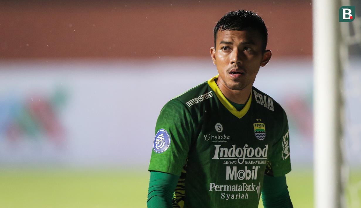 <p>Teja Paku Alam. Kiper berusia 28 tahun ini telah dua musim memperkuat Persib Bandung. Meski gagal membawa Persib juara BRI Liga 1 musim ini, performanya di bawah mistar amat menjanjikan. Ia mampu membuat 13 kali clean sheet dari 24 laga dan hanya kebobolan 13 gol. (Bola.com/Bagaskara Lazuardi)</p>