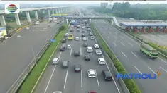 Hari pertama uji coba kebijakan ganjil genap di Tol Cibubur diwarnai aksi protes pengemudi mobil dengan petugas.