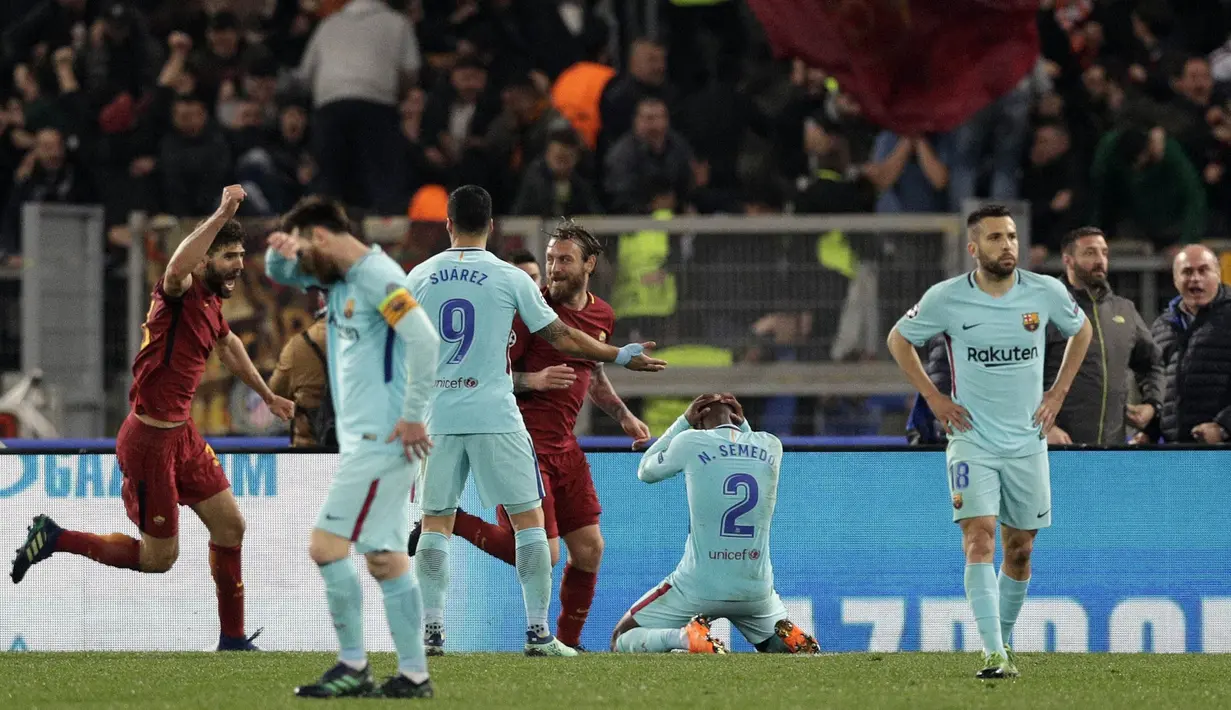 Para pemain AS Roma merayakan gol yang dicetak oleh Kostas Manolas ke gawang Barcelona pada laga leg kedua perempat final Liga Champions, di Stadion Olimpico, Selasa (10/4/2018). AS Roma menang 3-0 atas Barcelona. (AP/Andrew Medichini)