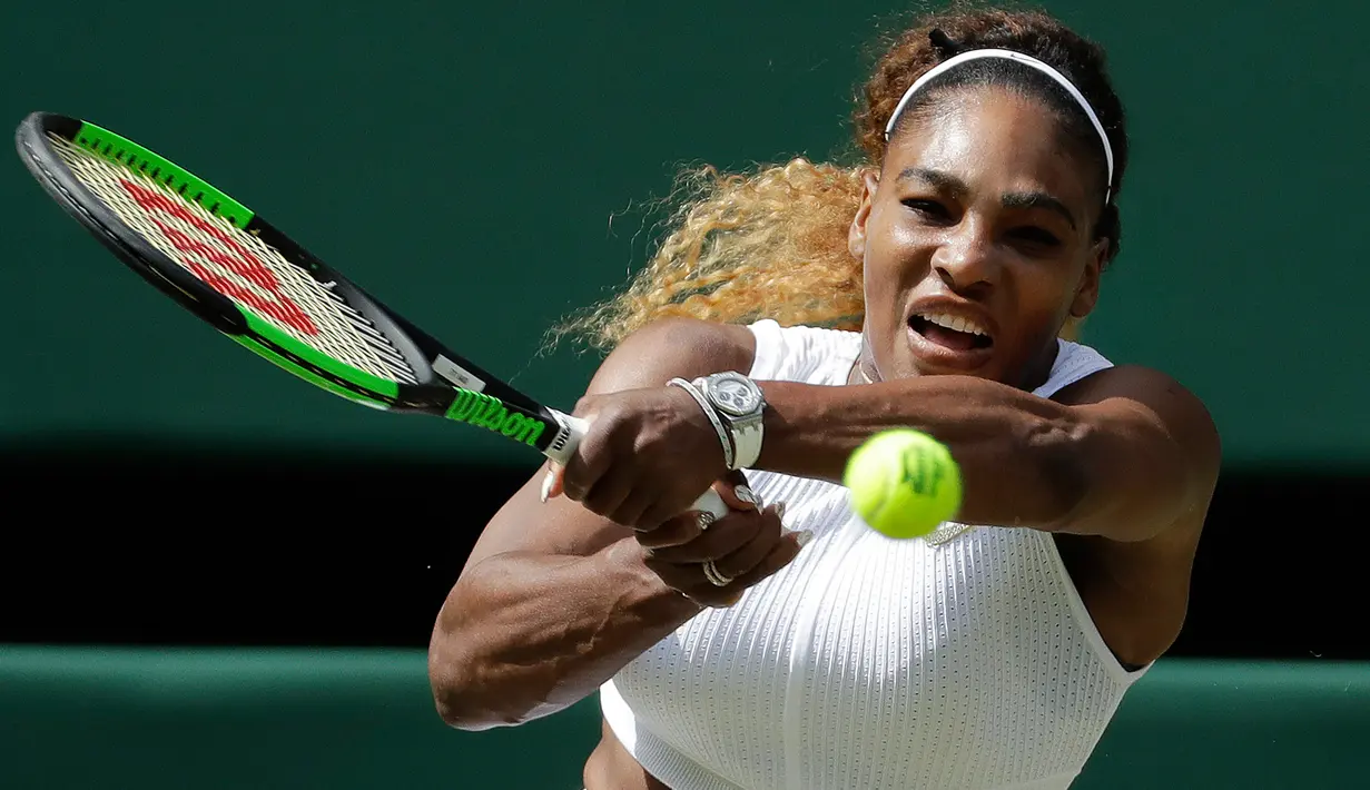 Petenis AS, Serena Williams mengembalikan bola ke arah petenis Republik Ceko, Barbora Strycova pada babak semifinal Grand Slam Wimbledon di All England Lawn Tennis Club, Kamis (11/7/2019). Serena Williams menang dua set langsung dengan skor 6-1, 6-2, dalam laga berdurasi 59 menit. (AP/Ben Curtis)