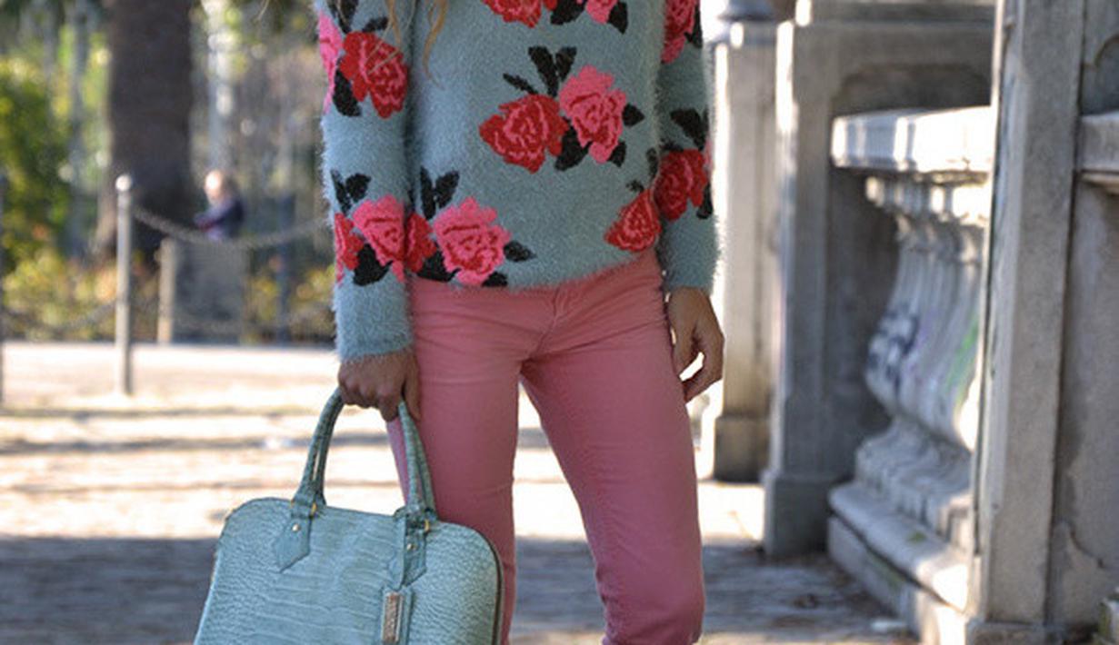 Inspirasi Padanan Celana Jeans Warna - Photo Fimela.com