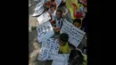 Anak-anak korban penggusuran pemukiman pinggir rel kereta di kawasan Tanah Abang saat mengikuti aksi unjuk rasa di depan Balai Kota, Jakarta, (22/9/14). (Liputan6.com/Faizal Fanani)