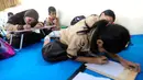 Aktivitas belajar sejumlah siswa tanpa fasilitas meja dan kursi sekolah, di SDN Bojong Nangka 02, Kabupaten Bogor, Jawa Barat, Kamis (16/2/2023). Sudah lebih dari dua pekan, murid-murid di tiga ruang kelas  menerapkan kegiatan belajar mengajar beralas karpet karena belum tersedianya bangku dan meja. (merdeka.com/Arie Basuki)