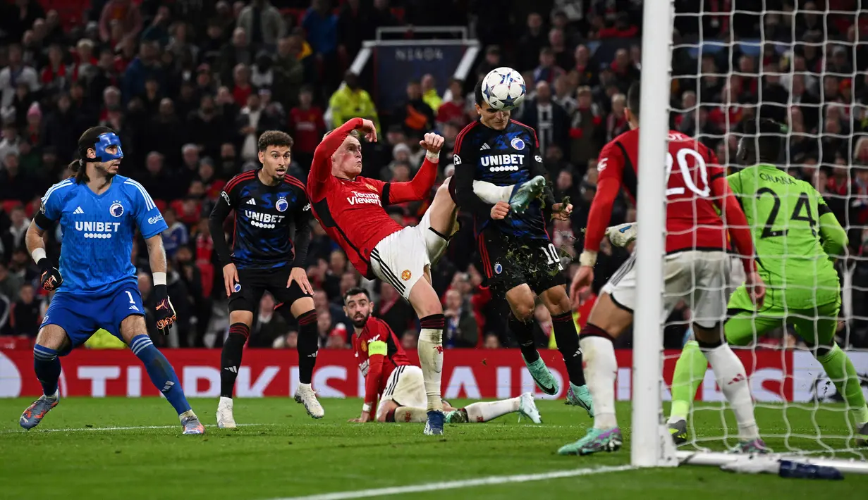 Gelandang Manchester United, Scott McTominay (tengah kiri) berebut bola dengan gelandang FC Copenhagen, Mohamed Elyounoussi pada laga matchday ketiga Grup A Liga Champions 2023/2024 di Old Trafford Stadium, Rabu (25/10/2023) dini hari WIB. (AFP/Paul Ellis)