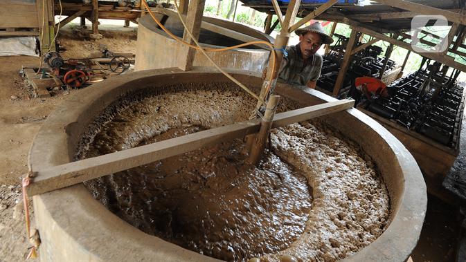 Warga Desa Citorek, Kecamatan Cibeber Banten mesin penyortir materal emas dengan pasir di Citorek Banten. (merdeka.com/Arie Basuki)