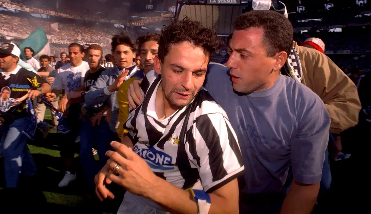 Roberto Baggio. Setelah 5 musim membela Fiorentina, striker Italia ini hijrah ke Juventus pada awal musim 1990/1991. Bersama Juventus hingga 1994/1995, ia tampil 200 laga dengan torehan 115 gol dan 25 assist. Satu trofi Serie A, Coppa Italia dan UEFA Cup diraihnya. (forzaitalianfootball.com)