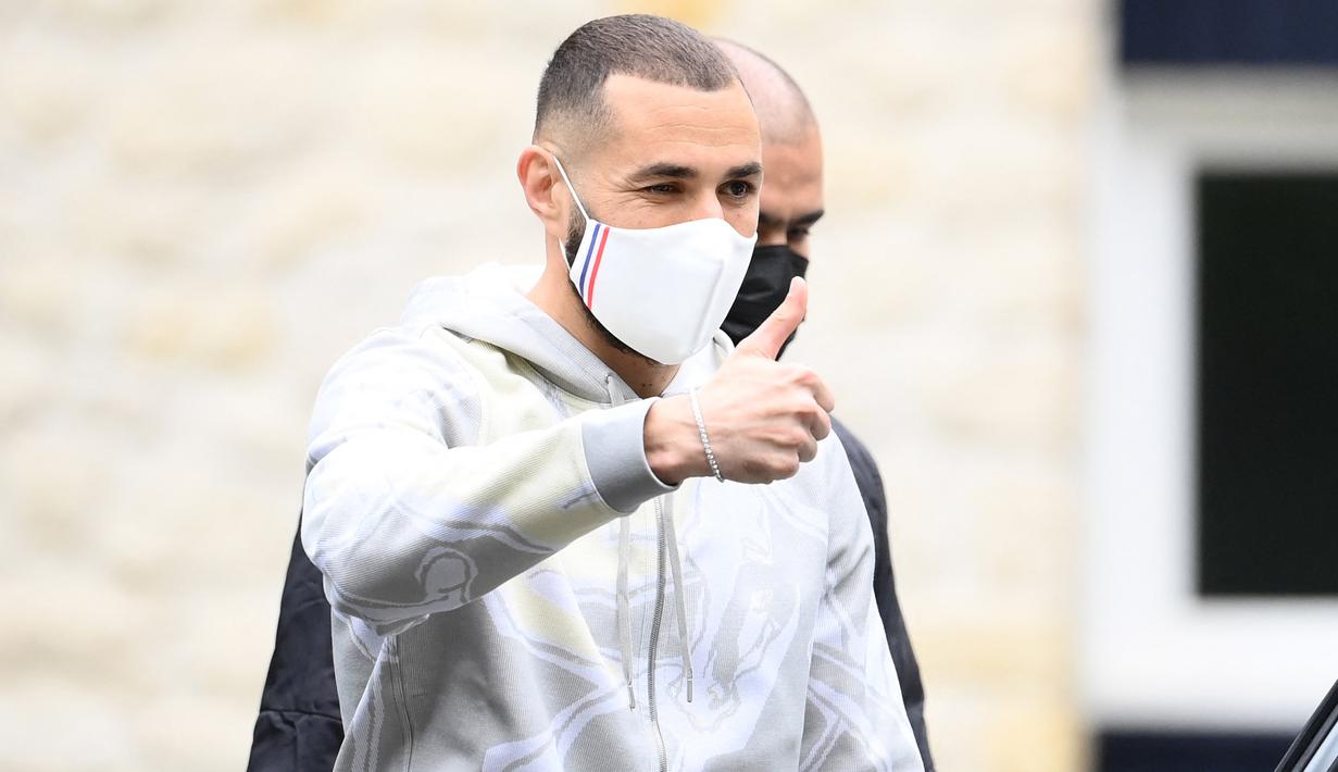 Karim Benzema saat tiba di Pusat latihan Timnas Prancis di Clairefontaine-en-Yvelines, Rabu (26/5/2021). Benzema kembali memperkuat Timnas Prancis setelah enam tahun absen. (AFP/Franck FIfe)