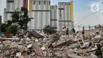 Anak-anak melintas di atas puing permukiman yang digusur di Delta Serdang, Kemayoran, Jakarta, Rabu (4/11/2020). Sebanyak 61 rumah yang dihuni sekitar 200 warga di RW 07 Delta Serdang rata dengan tanah usai digusur untuk proyek 6 Ruas Tol Dalam Kota rute Semanan-Sunter. (merdeka.com/Iqbal S Nugroho)