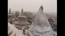 Borobudur di Magelang juga terkena hujan abu gunung Kelud. Tampak para petugas sedang menutupi stupa dengan penutup khusus (@FijiTourTravel)