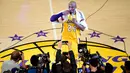 Ekspresi emosional Kobe Bryant setelah pertandingan terakhirnya bersama Los Angeles Lakers melawan Utah Jazz di Los Angeles, California, AS, (13/4/2016). Kobe Bryant pensiun dari basket setelah NBA musim ini berakhir. (AFP/Frederic J. Brown)