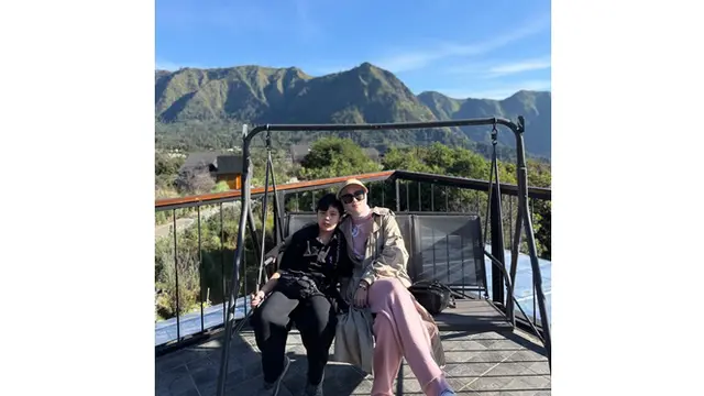 5 Gaya Kasual Mulan Jameela saat Liburan di Bromo, Outer dan Topi Visor Senada