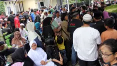 Ratusan warga berdatangan ke rumah duka Jl.Daman I No.39, Bambu Apus, Jaktim, setelah mendengar kabar Mpok Nori meninggal dunia, Jakarta, Jumat (3/4/2015). (Liputan6.com/Helmi Afandi)