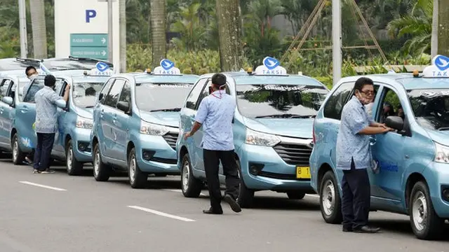 Deretan Mobil taksi Blue Bird