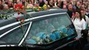 Saat mobil jenazah Sinead O’Connor melaju perlahan, lagu “Natural Mystic” milik Bob Marley pun diputar. Sebagian orang dalam kerumunan itu turut menyanyikan lagu “Natural Mystic” sembari bertepuk tangan, di mana sebagian lainnya sembari mengepalkan tangan sebagai bentuk penghormatan. Sebagian orang lainnya menangis sambil melemparkan bunga ke mobil jenazah yang membawa Sinead O’Connor. (Liam McBurney/PA via AP)
