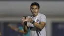 Pelatih Timnas Indonesia U-16, Bima Sakti memberikan semangat kepada timnya saat melawan Kepulauan Mariana Utara pada laga babak Kualifikasi Piala AFC U-16 2020 di Stadion Madya, Jakarta, Rabu (18/9). Indonesia menang 15-1. (Bola.com/Yoppy Renato)