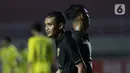 Pemain PSIS Semarang Komarudin usai mencetak gol ke gawang Barito Putra pada laga Piala Menpora di Stadion Manahan, Solo, Minggu (21/3/2021). Pertandingan berakhir dengan skor 3-3. (Bola.com/M Iqbal Ichsan)