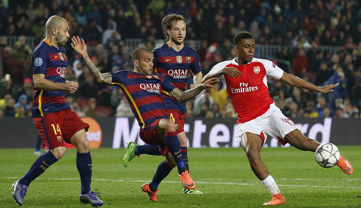 Gelandang serang Arsenal, Alex Iwobi, berusaha melepaskan tendangan ke gawang Barcelona pada laga leg kedua babak 16 besar Liga Champions di Stadion Camp Nou, Kamis (16/3/2016) dini hari WIB. (Action Images via Reuters/Carl Recine)