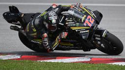 Pebalap Moony VR46, Marco Bezzecchi memacu motornya saat sesi tes pramusim MotoGP 2023 yang berlangsung di Sirkuit Sepang, Malaysia, Sabtu (10/02/2023). Bezzecchi menjadi pebalap tercepat pada hari pertama tes pramusim MotoGP 2023 dengan 1 jam 58 menit 470 detik dalam 55 lap. (AFP/Mohd Rasfan)