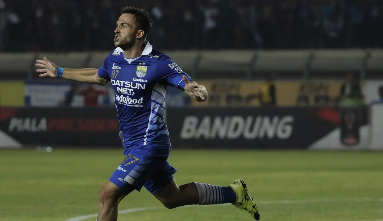 Pemain Persib, Ilija Spasojevic merayakan gol ke gawang Mitra Kukar pada laga leg kedua semi final Piala Presiden di Stadion Si Jalak Harupat, Bandung, Sabtu (10/10/2015). (Bola.com/Vitalis Yogi Trisna)