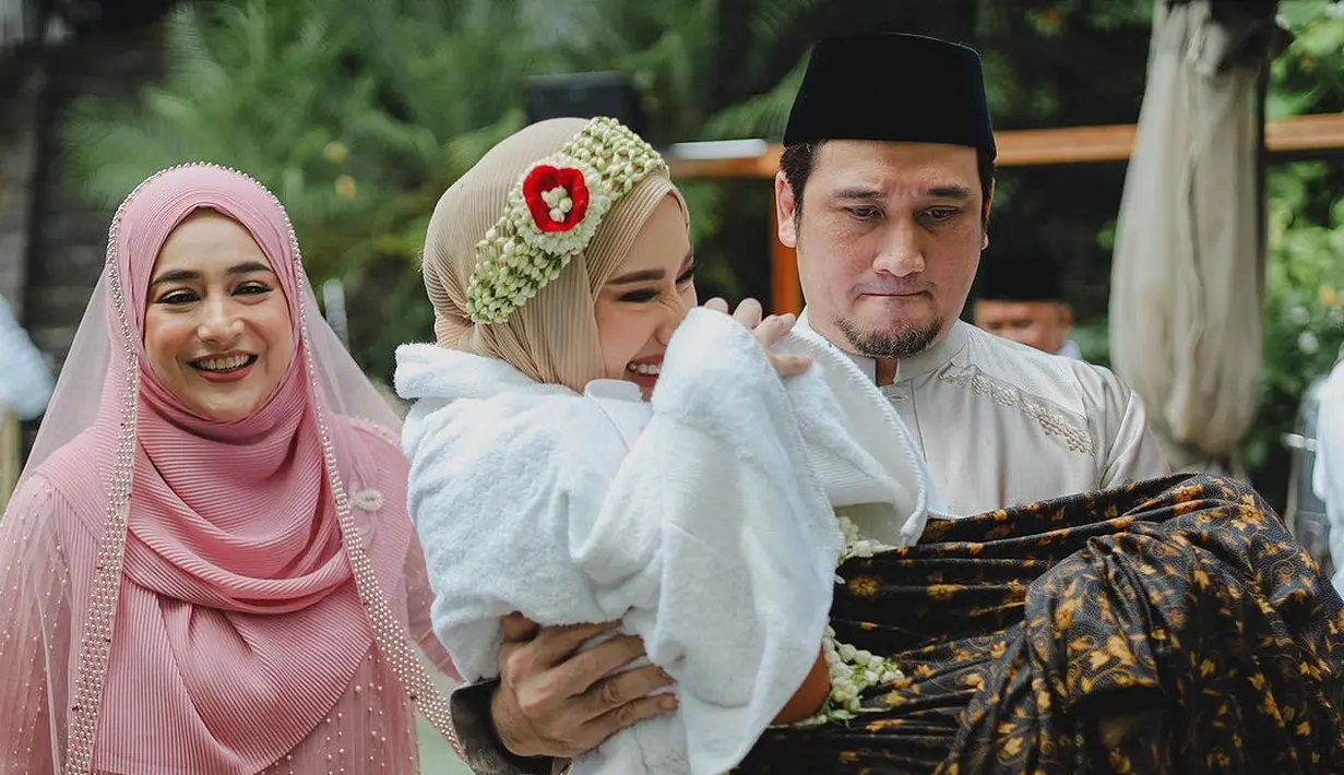Pada prosesi siraman Chacha, halaman rumah Cindy dan Firman dihias dengan bunga-bunga nan indah.  [Foto: IG/nandito_photography].