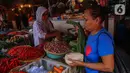 Komoditas yang mengalami kenaikan harga, seperti cabai merah besar, cabai merah keriting, telur ayam ras, tepung terigu kemasan, dan cabai rawit merah. (Liputan6.com/Angga Yuniar)