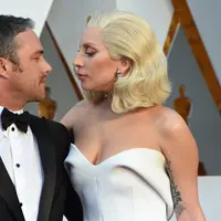Berpisah sejak beberapa waktu lalu, Lady Gaga dan Taylor Kinney dikabarkan akan segera kembali bertunangan. Berita ini didukung foto Taylor dan ibu Gaga, Cynthia Germanotta di akun Instagram Gaga. (AFP/Bintang.com)