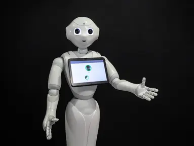 Sebuah robot Pepper terlihat di SoftBank Robotics di Paris, Prancis (10/9/2020). Dengan fitur baru, robot Pepper mampu mendeteksi apakah orang-orang memakai masker, dan jika ada yang tidak memakai masker, dia akan memerintahkan mereka untuk memakainya. (Xinhua/Aurelien Morissard)