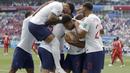 Para pemain Inggris merayakan gol yang dicetak John Stones ke gawang Panama pada laga grup G Piala Dunia di Stadion Nizhny Novgorod, Nizhny Novgorod, Minggu (24/6/2018). Babak pertama Inggris unggul 5-0 atas Panama. (AP/Matthias Schrader)