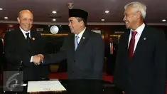 Ketua DPR Ade Komarudin (tengah) menerima Ketua Parlemen Republik Demokratik Rakyat Aljazair, Mohamed Larbi Ould Khelifa (kiri) didampingi Wakil Ketua DPR Agus Hermanto (kanan) di Gedung DPR, Jakarta, Senin (7/3/2016). (Liputan6.com/Johan Tallo)