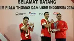 Kapten tim bulu tangkis putra Indonesia untuk Thomas Cup 2024, Fajar Alfian (tengah) dan kapten tim bulu tangkis putri Indonesia untuk Uber Cup 2024, Apriyani Rahayu (kiri) mendapatkan sambutan dari Sekjen PP PBSI, Fadil Imran di Gedung VVIP Terminal 3 Bandara Soekarno Hatta, Tangerang, Banten, Senin (06/05/2024). (Bola.com/M Iqbal Ichsan)