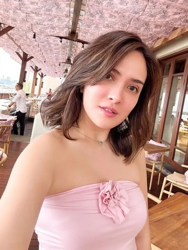 Shandy Aulia kenakan outfit off shoulder (Instagram/shandyaulia)