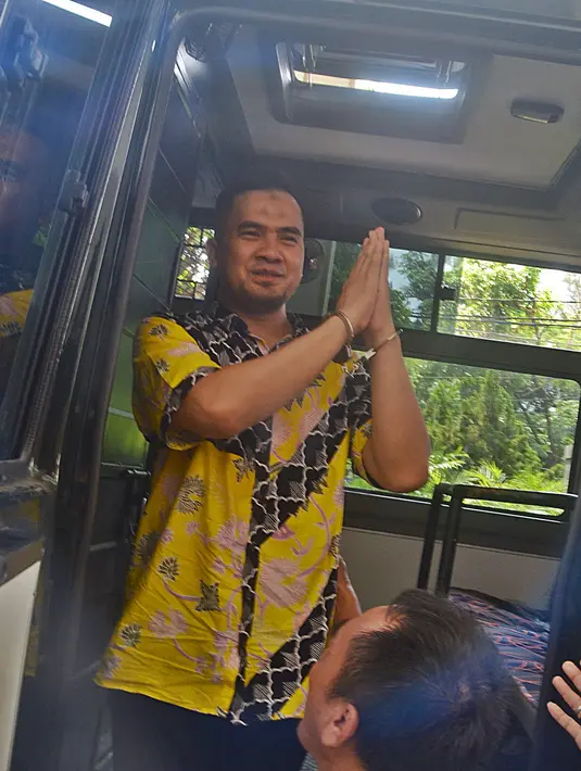 Saipul Jamil resmi diamankan polisi dari rumahnya Kelapa Gading pada Kamis (18/2) pukul 05.00 WIB. Ia menjalani pemeriksaan dan mendekam di Polsek Kelapa Gading. Setelah itu dipindahkan ke Rumah Tahanan Cipinang. (Andy Masela/Bintang.com)