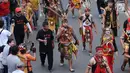 Penari Tatung melintas saat karnaval Cap Go Meh 2018 di Jalan Gajah Mada, Jakarta, Minggu (4/3). Beragam atraksi budaya ditampilkan dalam karnaval perayaan Cap Go Meh 2018 di kawasan Glodok Jakarta. (Liputan6.com/Helmi Fithriansyah)