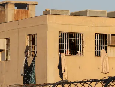 Seorang pasien terlihat di sebuah ruangan pusat rehabilitasi di Zarqa, 30 kilometer timur Amman, Yordania (11/7). Zarqa merupakan kota yang terletak di sebelah utara Yordania. (AFP Photo/Khalil Mazraawi)