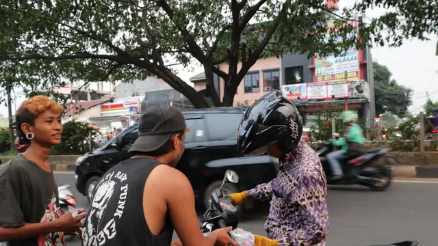 Meski Bertampang Sangar, Anak Punk Ini Lakukan Kegiatan Sosial yang Bikin Salut